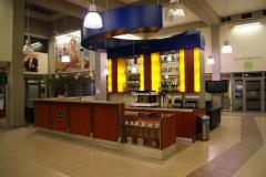 Akademia inspiracji Makro. Bar w hallu głównym Akademii. W hallu głównym dostępnym dla gości Akademii zlokalizowano bar kawowy. I gdy zaszła taka potrzeba również z innymi napojami. Bar ten zbudowano zgodnie z sugestiami barmanów i baristów pracujących w Makro.