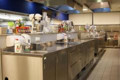 Akademia inspiracji Makro. Stanowisko kucharza ucznia. Kuchnia marzenie w wielu lokalach. Każdy kucharz miał do dyspozycji zlew, blat, kuchnię. szufladę chłodniczą. Projekt i nadzór Tatjana Kobuszewska