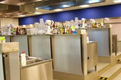 Akademia inspiracji Makro. Stanowiska Kucharzy uczniów. rozmieszczone amfitreatralnie stanowiska kucharzy uczniów.  Każde stanowisko to samodzielna kuchnia. W pełni wyposażona i gotowa do wszelkich gastronomicznych wyzwań. Projekt i nadzór Tatjana Kobuszewska  