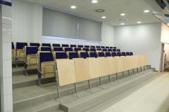 Akademia inspiracji Makro. Amfiteatr dla szkolących się kucharzy. Rzędy ławek ze stolikami dla kursantów lub obserwatorów kursów kucharskich. Działania Kucharzy można śledzić na umieszczonych nad stanowiskami lustrach i ekranach. Projekt stoiska i nadzór Tatjana Kobuszewska 