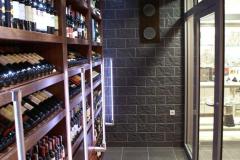 Akademia inspiracji Makro. Piwniczka winna. Humidor dla kolekcji win. Tu w stałej temperaturze i wilgotności przechowywane jest wino z kolekcji Makro. Pomieszczenie ma specjalne chłodne oświetlenie by temperatura i wilgotność była stała.Projekt stoiska i nadzór Tatjana Kobuszewska 