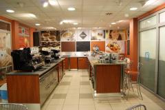 Akademia inspiracji Makro. Bar wzorcowy i szkoleniowy. Zbudowany zgodnie z życzeniami baristów bar szkoleniowy. Ekspozycja ekspressów do kawy. Bar mógł szkolić sporą gromadkę kursantów na raz. A popularność szkoleń wzrasta co roku. 