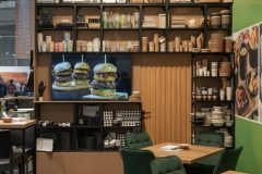 trksystem.com-część stoiska targowego po stronie firmy bagstar. drzwi do zaplecza zostały upozowane na wykonane z tektury. tatjana kobuszewska  komponując kolorystykę stoiska kierowała się naturalnymi kolorami w których Bagstar pracuje na codzień.