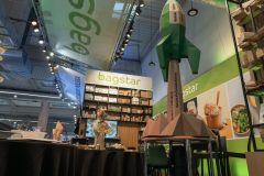 trksystem.com-stoisko firmy bagstar. Rakieta reklamowała małe nakłady firmowych naczyń i wydruków.