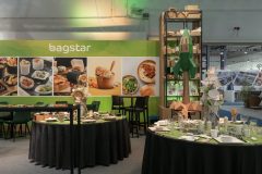 trksystem.com-bagstar-kruse-2025-Eurogastro- stoły z wystawionym asortymentem naczyń.  Stroiki to specjalność trk system i tatjany kobuszewskiej