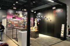 Stoisko targowe Baro Baero. Targi RetailShow. Stoiska targowego prezentującego specjalne oświetlenie do ekspozycji żywności. Zdjęcie jest robocze stąd pozycja fotografa jest nieco nietypowa. 