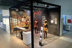 Stoisko targowe Baro Baero na targach RetailShow. Stoisko reklamujące źródła światła. Manekiny oświetlone barwami wspomagającymi handel. Każdy z manekinów na stoisku jest oświetlony inną barwą światła podkreślającą świeżość towarów.