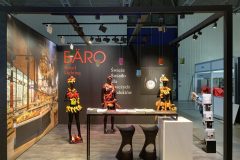 Stoisko targowe Baro Baero. Targi RetailShow. Prezenterzy. Manekiny, każdy z nich jest ubrany w inne towary. i oświetlony inną barwą światła.Pokazuje to zdolności do podkreślenia barwy towarów.