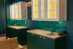 kredensy za barem pizzerii Bosko Włosko z ciemnozielonymi ścianami, zaprojektowana i nadzorowana przez TRK System, eleganckie wnętrze w stylu włoskim.7073