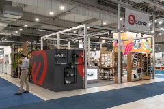 trksystem.com-trksystem.com-stoisko-targowe-bittner-blask-rodowych-sztuccow-PCZ-6297-scaled