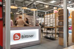 trksystem.com-trksystem.com-stoisko-targowe-bittner-blask-rodowych-sztuccow-PCZ-6321-scaled