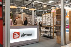 trksystem.com-trksystem.com-stoisko-targowe-bittner-blask-rodowych-sztuccow-PCZ-6322-scaled