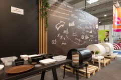 trksystem.com-trksystem.com-stoisko-targowe-bittner-blask-rodowych-sztuccow-PCZ-6343-scaled