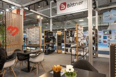 trksystem.com-trksystem.com-stoisko-targowe-bittner-blask-rodowych-sztuccow-PCZ-6346-scaled