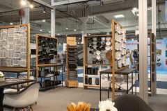 trksystem.com-trksystem.com-stoisko-targowe-bittner-blask-rodowych-sztuccow-PCZ-6348-scaled