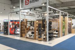 trksystem.com-trksystem.com-stoisko-targowe-bittner-blask-rodowych-sztuccow-PCZ-6366-scaled