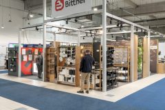 trksystem.com-trksystem.com-stoisko-targowe-bittner-blask-rodowych-sztuccow-PCZ-6372-scaled