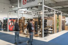 trksystem.com-trksystem.com-stoisko-targowe-bittner-blask-rodowych-sztuccow-PCZ-6373-scaled