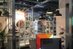 Stoisko targowe , kolorowe geometryczne oznakowanie  DOLFOS. Nowoczesna i zorganizowana aranżacja wystawy. projekt i nadzór Tatjana Kobuszewska trksystem.com