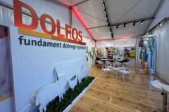 Stoisko reklamowe Dolfos ma duże oznakowanie, ilustrowane owce, drewnianą podłogę i miejsca do siedzenia. Kolorowe banery i wizerunki zwierząt zdobią jasną, dobrze oświetloną przestrzeń ekspozycyjną. projekt i nadzór Tatjana Kobuszewska trksystem.com