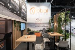 Nowoczesne Stoisko targowe Global Motion w Ptak Warsaw Expo obejmuje oznakowanie marki, stoły z krzesłami, rośliny i ekspozycje promocyjne skoncentrowane na usługach logistycznych dla branży motoryzacyjnej. projekt i nadzór Tatjana Kobuszewska trksystem.com