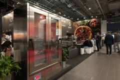 trksystem.com-trksystem.com-grafen-na-targach-smakki-2024-stoisko-targowe-by-tatjana-kobuszewska-trk-system-PCZ-3777-scaled