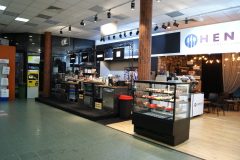 Nowoczesny kiosk gastronomiczny Hendi Sweet słodkie stoisko z witrynami, ekspresami do kawy i miejscem do siedzenia w dobrze oświetlonej wewnętrznej przestrzeni handlowej. projekt i nadzór Tatjana Kobuszewska trksystem.com