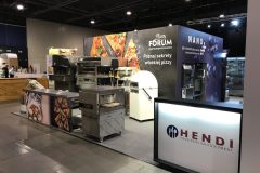 Stoisko targowe w Expo XXI prezentujące sprzęt gastronomiczny Hendi, piece do pizzy i oznakowanie promocyjne dla Forum Szefów Kuchni i Restauratorów podczas włoskiego forum pizzy w dużym pomieszczeniu. projekt i nadzór Tatjana Kobuszewska trksystem.com
