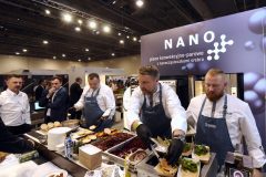 Szefowie kuchni przygotowują i składają kanapki przy ladzie podczas Forum Szefów Kuchni i restauratorów w Expo XXI, z piecem konwekcyjno-parowym NANO marki Hendi w tle. projekt i nadzór Tatjana Kobuszewska trksystem.com