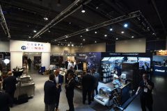 Zwiedzający gromadzą się w Expo XXI na Forum Szefów Kuchni i restauratorów, zwiedzając stoiska prezentujące sprzęt i urządzenia kuchenne Hendi przy jasnym oświetleniu w przestronnej hali. projekt i nadzór Tatjana Kobuszewska trksystem.com