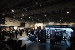 Ludzie uczestniczą w targach Expo XXI, gdzie na różnych stoiskach prezentowany jest sprzęt kuchenny i restauracyjny w jasnym oświetleniu. projekt i nadzór Tatjana Kobuszewska trksystem.com