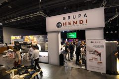 Stoisko targowe Hendi Food Service Equipment w Expo XXI, gdzie odwiedzający przeglądają produkty kuchenne i ekspozycje pod dużym szyldem firmy podczas Forum Szefów Kuchni i restauratorów. projekt i nadzór Tatjana Kobuszewska trksystem.com