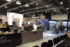 Przemysłowy sprzęt kuchenny i urządzenia Hendi prezentowane w jasno oświetlonej hali wystawienniczej, z ladami, maszynami i miejscami do siedzenia zaaranżowanymi na targi Expo XXI Forum Szefów Kuchni i Restauratorów. projekt i nadzór Tatjana Kobuszewska trksystem.com