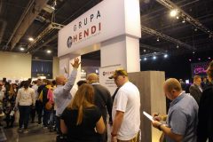 Tłum ludzi stoi i spaceruje w pobliżu dużego stoiska Hendi Food Service Equipment w Expo XXI podczas targów Forum Szefów Kuchni i Restauracji. projekt i nadzór Tatjana Kobuszewska trksystem.com