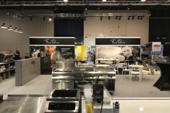 Ekspozycja kuchni komercyjnej ze sprzętem kuchennym Hendi, stołami i banerami promocyjnymi na wystawie w Expo XXI podczas targów Forum Szefów Kuchni i restauratorów. projekt i nadzór Tatjana Kobuszewska trksystem.com