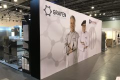 Stoisko wystawiennicze na Expo XXI z dużą ekspozycją ścienną z dwoma szefami kuchni, logo Grafen Restaurant Equipment i Hendi oraz sprzętem kuchennym w tle na Forum Szefów Kuchni i restauratorów. projekt i nadzór Tatjana Kobuszewska trksystem.com