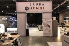 Stoisko targowe dla Hendi Food Service Equipment w Expo XXI, z ekspozycją talerzy na stołach i banerami promocyjnymi w krytej hali wystawienniczej. projekt i nadzór Tatjana Kobuszewska trksystem.com