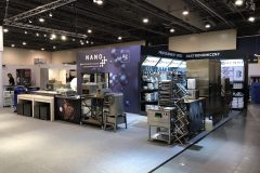 Na targach Expo XXI, podczas Forum Szefów Kuchni i Restauratorów, stoisko z wyposażeniem kuchni komercyjnych prezentuje urządzenia, regały i półki ze stali nierdzewnej Hendi w jasnym oświetleniu górnym. projekt i nadzór Tatjana Kobuszewska trksystem.com