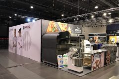 Ekspozycja kuchni komercyjnej w Expo XXI, prezentująca piece, miksery i sprzęt do gotowania Hendi, z banerami promocyjnymi i zdjęciami żywności w tle podczas Forum Szefów Kuchni i restauratorów. projekt i nadzór Tatjana Kobuszewska trksystem.com