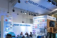 trksystem.com-projekt-tatjany-kobuszewskiej-henry-kruse-2025-EG-stoisko-targowe-0328