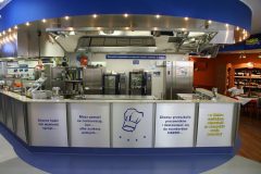 Makro Centrum HoReCa. Kuchnia wzorcowa. Nowoczesna kuchnia wyposażona we wszystkie udogodnienia. Szkolenia obejmowały wszystkie aspekty gastronomii. Stąd też wzorcowa piwniczka win, i pokój degustacyjny. Projekt i nadzór Tatjana Kobuszewska