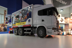 Szczegółowy model białej ciężarówki towarowej z reklamą na boku jest prezentowany wewnątrz targi Eurogastro, prezentowane w stoisku targowym Makro CC. projekt i nadzór Tatjana Kobuszewska trksystem.com