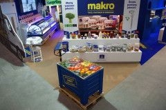 Stoisko targowe Makro CC na targach supermarketów obejmuje centralną ekspozycję pakowanej żywności, szklanych słoików i warzyw, a wszystko to otoczone jest markowymi znakami i sekcją chłodniczą - idealną dla targi Eurogastro. projekt i nadzór Tatjana Kobuszewska trksystem.com