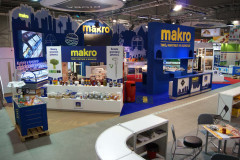 Stoisko targowe Makro CC w targi Eurogastro prezentuje produkty spożywcze i materiały promocyjne, wyposażone w lady, półki i oznakowanie marki w tętniącym życiem centrum kongresowym. projekt i nadzór Tatjana Kobuszewska trksystem.com