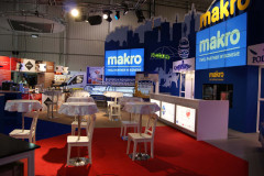 Stoisko targowe Makro CC w targi Eurogastro obejmuje podświetlane szyldy, wysokie stoły z krzesłami, przyciągające wzrok ekspozycje promocyjne oraz ladę gastronomiczną w przestronnej hali wystawienniczej. projekt i nadzór Tatjana Kobuszewska trksystem.com