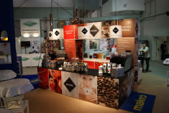 Stoisko targowe prezentujące produkty kawowe Rioba, ekspresy do kawy i menu w stoisku targowym Makro CC podczas targów Eurogastro, z obrazami promocyjnymi i brandingiem na ladach i ścianach w dobrze oświetlonej wewnętrznej przestrzeni wystawienniczej. projekt i nadzór Tatjana Kobuszewska trksystem.com