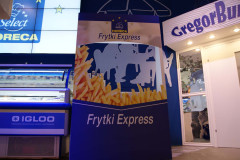 Stoisko Frytki Express z wizerunkami frytek, obok zamrażarki lodów i witryny sklepowej GregorBun, ustawione w ramach stoiska targowego Makro CC na targach Eurogastro. projekt i nadzór Tatjana Kobuszewska trksystem.com