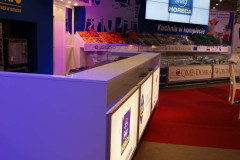 Stoisko wystawiennicze z podświetlanym brandingiem Select Horeca, ladą i ekspozycją produktów spożywczych na czerwono-beżowym dywanie - to stoisko targowe Makro CC wyróżnia się na targach Eurogastro w hali. projekt i nadzór Tatjana Kobuszewska trksystem.com