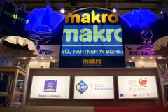 Stoisko targowe Makro CC w targi Eurogastro charakteryzuje się widocznym brandingiem, polskimi tekstami, logo i podświetlanymi znakami promującymi partnerstwa biznesowe i tematy kulinarne. projekt i nadzór Tatjana Kobuszewska trksystem.com