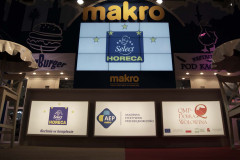 Ekspozycja promocyjna Makro na targach Eurogastro zawiera logo marki Select HORECA, AEP Makro i QMP beef, z dużymi ekranami i podświetlanymi znakami w imponującym stoisku targowym Makro CC w otoczeniu targowym. projekt i nadzór Tatjana Kobuszewska trksystem.com